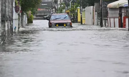 थाईलैंड में मूसलाधार बारिश से भीषण बाढ़: 8 लोगों की मौत, बैंकॉक में आपदा घोषित और लाखों लोग प्रभावित