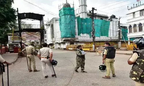 उज्जैन की शाही मस्जिद पर बवाल के बीच हाई कोर्ट में बनी सहमति, प्रशासन को मिली आगे बढ़ने की मंजूरी उज्जैन की शाही मस्जिद पर बवाल के बीच हाई कोर्ट में बनी सहमति, प्रशासन को मिली आगे बढ़ने की मंजूरी