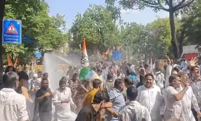 भोपाल में पैदल मार्च कर रहे कांग्रेस कार्यकर्ताओं पर वाटर कैनन का उपयोग, बैरिकेड तोड़कर आगे बढ़ने की कोशिश के बाद पुलिस की कार्रवाई भोपाल में पैदल मार्च कर रहे कांग्रेस कार्यकर्ताओं पर वाटर कैनन का उपयोग, बैरिकेड तोड़कर आगे बढ़ने की कोशिश के बाद पुलिस की कार्रवाई