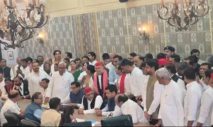 राज्यसभा के रण में सपा का बड़ा दांव, रामगोपाल के साथ धनराज नाथवानी ने किया नामांकन राज्यसभा के रण में सपा का बड़ा दांव, रामगोपाल के साथ धनराज नाथवानी ने किया नामांकन