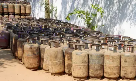 महंगाई का झटका: कमर्शियल एलपीजी सिलेंडर ₹62.50 महंगा, एटीएफ (ATF) के दाम ₹16/लीटर बढ़े; घरेलू गैस की कीमतें स्थिर महंगाई का झटका: कमर्शियल एलपीजी सिलेंडर ₹62.50 महंगा, एटीएफ (ATF) के दाम ₹16/लीटर बढ़े; घरेलू गैस की कीमतें स्थिर