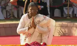 गांधी जयंती पर राष्ट्रपति व उपराष्ट्रपति ने पुष्पांजलि अर्पित की, पूर्व पीएम लाल बहादुर को किया नमन गांधी जयंती पर राष्ट्रपति व उपराष्ट्रपति ने पुष्पांजलि अर्पित की, पूर्व पीएम लाल बहादुर को किया नमन