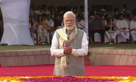 महात्मा गांधी के विचारों ने पूरी दुनिया को प्रेरित किया, पीएम मोदी ने राजघाट जाकर बापू को पुष्पांजलि अर्पित की महात्मा गांधी के विचारों ने पूरी दुनिया को प्रेरित किया, पीएम मोदी ने राजघाट जाकर बापू को पुष्पांजलि अर्पित की
