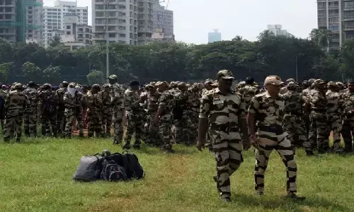 मुंबई के शिवाजी पार्क में सीजेपी प्रदर्शन को लेकर तनाव, गेट नंबर 6 पर भारी सुरक्षा; जुटने लगे समर्थक मुंबई के शिवाजी पार्क में सीजेपी प्रदर्शन को लेकर तनाव, गेट नंबर 6 पर भारी सुरक्षा; जुटने लगे समर्थक