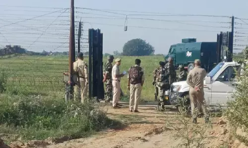पंजाब के तरनतारन में घुसपैठ की कोशिश नाकाम, BSF ने दो संदिग्धों को मार गिराया; इलाके में सर्च ऑपरेशन पंजाब के तरनतारन में घुसपैठ की कोशिश नाकाम, BSF ने दो संदिग्धों को मार गिराया; इलाके में सर्च ऑपरेशन