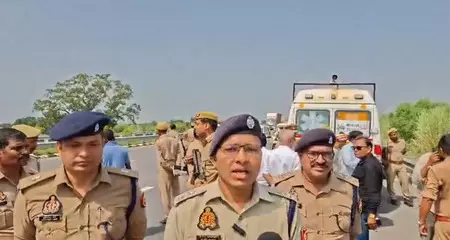उत्तर प्रदेश: सुल्तानपुर में पूर्वांचल एक्सप्रेसवे पर खड़े ट्रक से टकराई एंबुलेंस, चार लोगों की मौत उत्तर प्रदेश: सुल्तानपुर में पूर्वांचल एक्सप्रेसवे पर खड़े ट्रक से टकराई एंबुलेंस, चार लोगों की मौत
