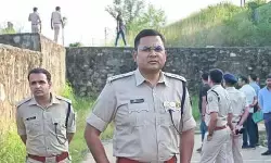 रांची में चेन स्नैचिंग गिरोह के साथ पुलिस की मुठभेड़, सरगना को पैर में लगी गोली, तीन गिरफ्तार रांची में चेन स्नैचिंग गिरोह के साथ पुलिस की मुठभेड़, सरगना को पैर में लगी गोली, तीन गिरफ्तार