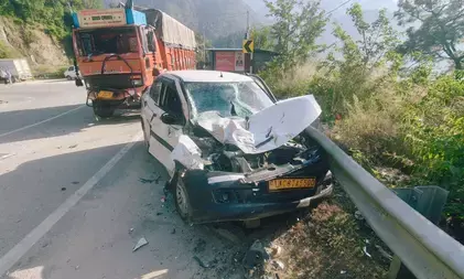 उत्तराखंड: चमोली में सड़क हादसा, बेकाबू ट्रक ने बस और कार को मारी टक्कर उत्तराखंड: चमोली में सड़क हादसा, बेकाबू ट्रक ने बस और कार को मारी टक्कर