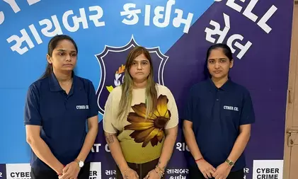सूरत: महात्मा गांधी की तस्वीर वाली आपत्तिजनक रील पोस्ट करने के आरोप में महिला गिरफ्तार सूरत: महात्मा गांधी की तस्वीर वाली आपत्तिजनक रील पोस्ट करने के आरोप में महिला गिरफ्तार