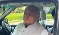 अशोक गहलोत का चुनाव आयोग पर हमला, सीईसी के इस्तीफे और केंद्र के हस्तक्षेप की मांग अशोक गहलोत का चुनाव आयोग पर हमला, सीईसी के इस्तीफे और केंद्र के हस्तक्षेप की मांग