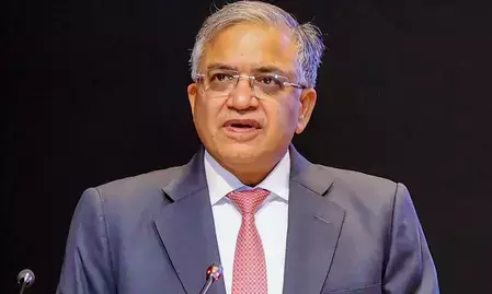 सीईसी ज्ञानेश कुमार के निलंबन पर अंतरिम आदेश पारित करने से सुप्रीम कोर्ट का इनकार, केंद्र और ईसीआई को भेजा नोटिस सीईसी ज्ञानेश कुमार के निलंबन पर अंतरिम आदेश पारित करने से सुप्रीम कोर्ट का इनकार, केंद्र और ईसीआई को भेजा नोटिस