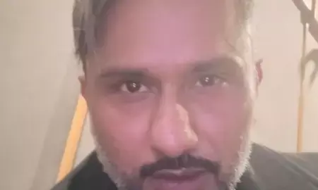 अभद्र टिप्पणी मामला: महाराष्ट्र साइबर सेल के सामने पेश नहीं हुए रैपर हनी सिंह; कानूनी कारणों का हवाला देकर मांगा अतिरिक्त समय अभद्र टिप्पणी मामला: महाराष्ट्र साइबर सेल के सामने पेश नहीं हुए रैपर हनी सिंह; कानूनी कारणों का हवाला देकर मांगा अतिरिक्त समय