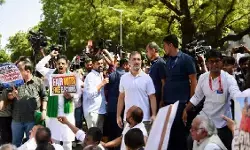 चुनाव आयोग के खिलाफ INDIA ब्लॉक का मार्च, बैरिकेड पर चढ़े सपा सांसद; राहुल-प्रियंका-अखिलेश धरने पर बैठे