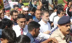 चुनाव आयोग के खिलाफ विपक्ष का मार्च रोका गया, अखिलेश-अभिषेक बनर्जी हिरासत में, आकाशवाणी भवन में घुसे राहुल गांधी चुनाव आयोग के खिलाफ विपक्ष का मार्च रोका गया, अखिलेश-अभिषेक बनर्जी हिरासत में, आकाशवाणी भवन में घुसे राहुल गांधी