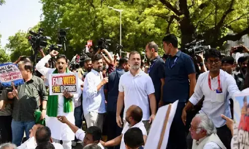 चुनाव आयोग के खिलाफ INDIA ब्लॉक का मार्च, बैरिकेड पर चढ़े सपा सांसद; राहुल-प्रियंका-अखिलेश धरने पर बैठे चुनाव आयोग के खिलाफ INDIA ब्लॉक का मार्च, बैरिकेड पर चढ़े सपा सांसद; राहुल-प्रियंका-अखिलेश धरने पर बैठे