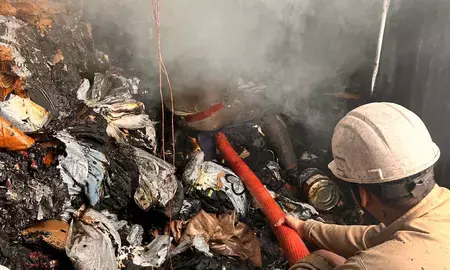 गाजियाबाद में कपड़ों के शोरूम में लगी भीषण आग, दमकल की चार गाड़ियों ने पाया काबू गाजियाबाद में कपड़ों के शोरूम में लगी भीषण आग, दमकल की चार गाड़ियों ने पाया काबू
