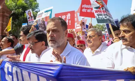 राहुल गांधी की मुलाकात तय नहीं थी, शाम 4 बजे पुलिस से मिली जानकारी: चुनाव आयोग राहुल गांधी की मुलाकात तय नहीं थी, शाम 4 बजे पुलिस से मिली जानकारी: चुनाव आयोग