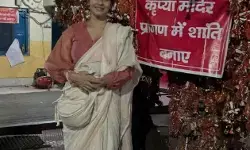 अभिनेत्री तनिषा मुखर्जी ने बाबा नीम करौली के किए दर्शन