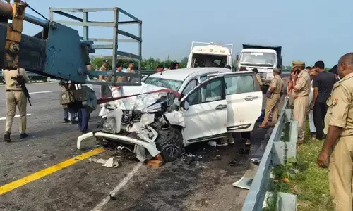 पूर्वांचल एक्सप्रेस-वे पर दर्दनाक हादसा, ट्रक से टकराई अर्टिगा कार; 3 टेनिस खिलाड़ियों की मौत पूर्वांचल एक्सप्रेस-वे पर दर्दनाक हादसा, ट्रक से टकराई अर्टिगा कार; 3 टेनिस खिलाड़ियों की मौत
