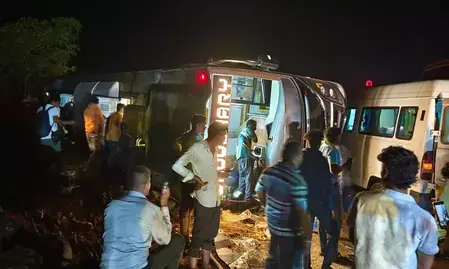 नासिक-अहमदाबाद मार्ग पर बस दुर्घटनाग्रस्त; 2 यात्रियों की मौत और 6 घायल नासिक-अहमदाबाद मार्ग पर बस दुर्घटनाग्रस्त; 2 यात्रियों की मौत और 6 घायल