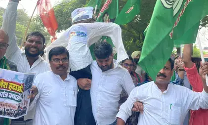 पटना में महागठबंधन ने निकाला आक्रोश मार्च, तेजस्वी के नेतृत्व में राजभवन तक निकलेगा मार्च पटना में महागठबंधन ने निकाला आक्रोश मार्च, तेजस्वी के नेतृत्व में राजभवन तक निकलेगा मार्च
