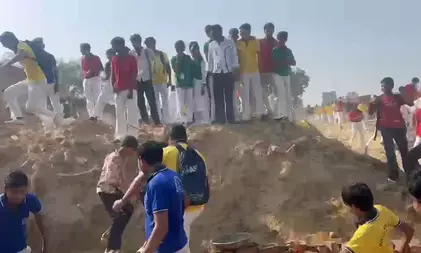 ग्रेटर नोएडा: दनकौर में कॉलेज की जमीन पर कब्जे के आरोप से हंगामा, छात्रों ने तोड़ी बाउंड्रीवॉल ग्रेटर नोएडा: दनकौर में कॉलेज की जमीन पर कब्जे के आरोप से हंगामा, छात्रों ने तोड़ी बाउंड्रीवॉल