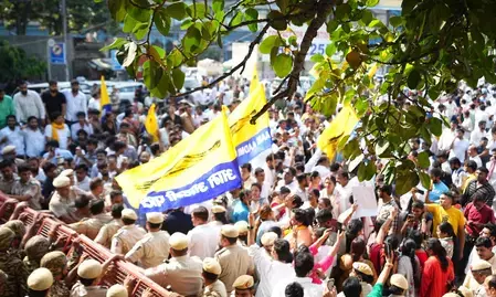 चुनाव आयोग कार्यालय के बाहर आप का प्रदर्शन, सौरभ भारद्वाज बोले- काटे गए वोट दोबारा जोड़े जाएं चुनाव आयोग कार्यालय के बाहर आप का प्रदर्शन, सौरभ भारद्वाज बोले- काटे गए वोट दोबारा जोड़े जाएं