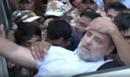 जंतर-मंतर जा रहे राहुल गांधी, प्रियंका गांधी समेत इंडिया ब्लॉक के नेता हिरासत में लिए गए जंतर-मंतर जा रहे राहुल गांधी, प्रियंका गांधी समेत इंडिया ब्लॉक के नेता हिरासत में लिए गए