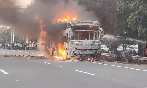 नोएडा एक्सप्रेसवे पर बड़ा हादसा, देखते ही देखते जलकर राख हुई बस नोएडा एक्सप्रेसवे पर बड़ा हादसा, देखते ही देखते जलकर राख हुई बस