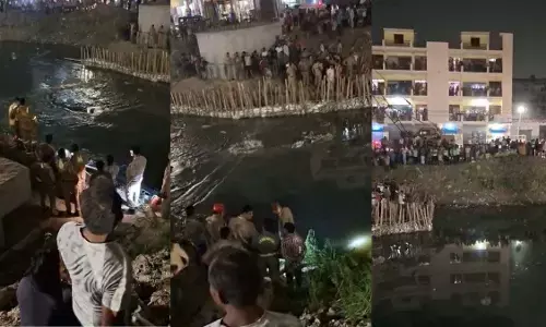 सेक्टर-81 मेट्रो स्टेशन के पास नाले में कूदा युवक, तलाश में जुटी पुलिस-फायर टीम सेक्टर-81 मेट्रो स्टेशन के पास नाले में कूदा युवक, तलाश में जुटी पुलिस-फायर टीम