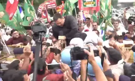एसआईआर के खिलाफ पटना में महागठबंधन का मार्च, बैरिकेडिंग पर चढ़े तेजस्वी; राज्यपाल से होगी मुलाकात एसआईआर के खिलाफ पटना में महागठबंधन का मार्च, बैरिकेडिंग पर चढ़े तेजस्वी; राज्यपाल से होगी मुलाकात