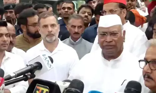 जंतर-मंतर के बाद राजघाट पहुंचा विपक्ष, राहुल गांधी बोले- 300 सांसदों को शांतिपूर्ण प्रदर्शन से रोका जा रहा जंतर-मंतर के बाद राजघाट पहुंचा विपक्ष, राहुल गांधी बोले- 300 सांसदों को शांतिपूर्ण प्रदर्शन से रोका जा रहा