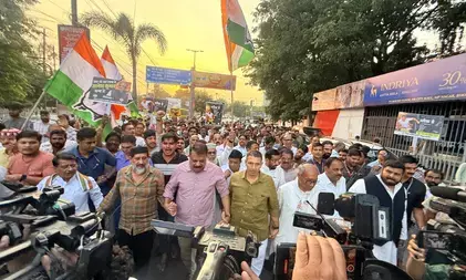भोपाल में कांग्रेस का वोट बचाओ, देश बचाओ पैदल मार्च, विपक्षी सांसदों को रोके जाने पर विरोध भोपाल में कांग्रेस का वोट बचाओ, देश बचाओ पैदल मार्च, विपक्षी सांसदों को रोके जाने पर विरोध