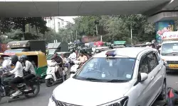 दिल्ली के झंडेवालान में हिरासत में लिए गए सीजेपी प्रदर्शनकारियों को ले जा रही बस पर पत्थर फेंके गए दिल्ली के झंडेवालान में हिरासत में लिए गए सीजेपी प्रदर्शनकारियों को ले जा रही बस पर पत्थर फेंके गए
