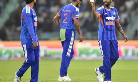गावस्कर ने भारत के 18वें ओवर के फैसले पर सवाल उठाया गावस्कर ने भारत के 18वें ओवर के फैसले पर सवाल उठाया