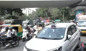 दिल्ली के झंडेवालान में हिरासत में लिए गए सीजेपी प्रदर्शनकारियों को ले जा रही बस पर पत्थर फेंके गए दिल्ली के झंडेवालान में हिरासत में लिए गए सीजेपी प्रदर्शनकारियों को ले जा रही बस पर पत्थर फेंके गए