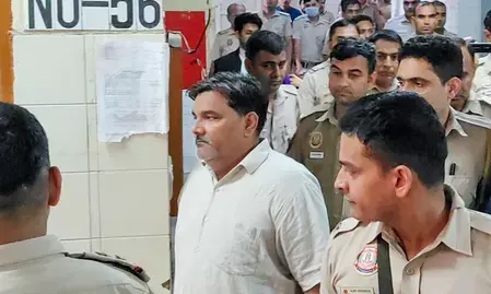 दिल्ली दंगा मामला: ताहिर हुसैन दंगा भड़काने के आरोप में दोषी करार, सात सह-आरोपी बरी दिल्ली दंगा मामला: ताहिर हुसैन दंगा भड़काने के आरोप में दोषी करार, सात सह-आरोपी बरी