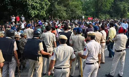 दिल्ली प्रदर्शन पर सियासी संग्राम: BJP ने साधा निशाना, कांग्रेस ने सरकार को घेरा दिल्ली प्रदर्शन पर सियासी संग्राम: BJP ने साधा निशाना, कांग्रेस ने सरकार को घेरा