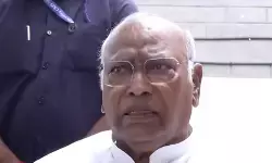 मल्लिकार्जुन खड़गे का सरकार पर तंज, बोले- देश में अघोषित इमरजेंसी जैसे हालात; सीजीआई से मिलेगा प्रतिनिधिमंडल मल्लिकार्जुन खड़गे का सरकार पर तंज, बोले- देश में अघोषित इमरजेंसी जैसे हालात; सीजीआई से मिलेगा प्रतिनिधिमंडल
