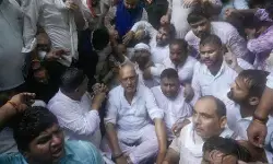 यूपी कांग्रेस में पदभार ग्रहण समारोह के दौरान हंगामा, आराधना मिश्रा और अजय राय के समर्थकों में चले जूते-चप्पल यूपी कांग्रेस में पदभार ग्रहण समारोह के दौरान हंगामा, आराधना मिश्रा और अजय राय के समर्थकों में चले जूते-चप्पल