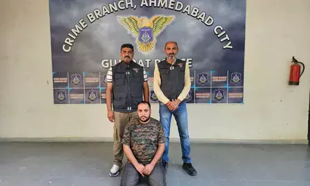 एयरपोर्ट पर नौकरी, सस्ते आईफोन: गुजरात में फर्जी सीआईएसएफ अधिकारी ने लोगों को कैसे ठगा एयरपोर्ट पर नौकरी, सस्ते आईफोन: गुजरात में फर्जी सीआईएसएफ अधिकारी ने लोगों को कैसे ठगा