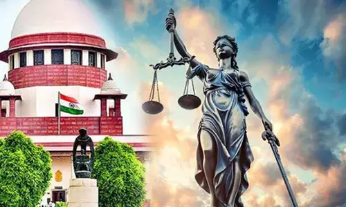 खुली आंखों से न्याय की देवी देख रही हैं अवमानना खुली आंखों से न्याय की देवी देख रही हैं अवमानना