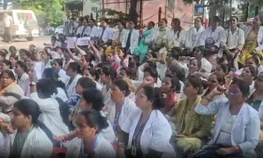 समान वेतन और स्थायी नौकरी की मांग को लेकर एएनएम कर्मचारियों ने ब्रजेश पाठक के घर का किया घेराव समान वेतन और स्थायी नौकरी की मांग को लेकर एएनएम कर्मचारियों ने ब्रजेश पाठक के घर का किया घेराव