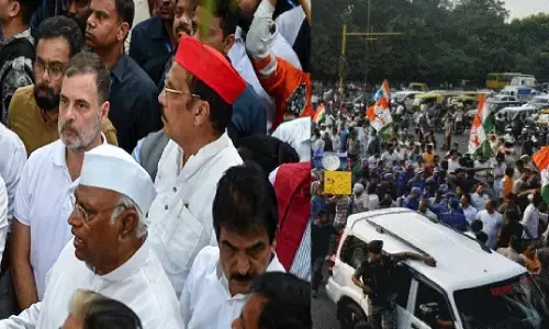बाराखंभा से सुप्रीम कोर्ट तक विपक्ष का मार्च, राहुल गांधी बस में सवार; मंडी हाउस की ओर बढ़ा काफिला बाराखंभा से सुप्रीम कोर्ट तक विपक्ष का मार्च, राहुल गांधी बस में सवार; मंडी हाउस की ओर बढ़ा काफिला