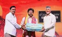 विजयवाड़ा उत्सव 2.0 में शामिल हुए तमिलनाडु के मुख्यमंत्री विजय विजयवाड़ा उत्सव 2.0 में शामिल हुए तमिलनाडु के मुख्यमंत्री विजय