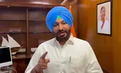परविंदर झोटा हत्याकांड: अस्पताल पहुंचे रवनीत बिट्टू को पुलिस ने हिरासत में लिया, पंजाब सरकार पर साधा निशाना परविंदर झोटा हत्याकांड: अस्पताल पहुंचे रवनीत बिट्टू को पुलिस ने हिरासत में लिया, पंजाब सरकार पर साधा निशाना