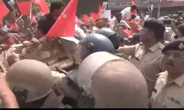 पटना में आईसा (AISA) के लोक भवन मार्च के दौरान जबरदस्त हंगामा, छात्रों ने बैरिकेड तोड़ा पटना में आईसा (AISA) के लोक भवन मार्च के दौरान जबरदस्त हंगामा, छात्रों ने बैरिकेड तोड़ा