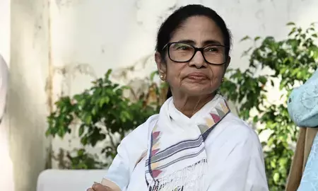 ममता बनर्जी के आवास के बाहर चाकू लेकर पहुंची महिला, टीएमसी नेता साकेत गोखले ने जताई साजिश की आशंका ममता बनर्जी के आवास के बाहर चाकू लेकर पहुंची महिला, टीएमसी नेता साकेत गोखले ने जताई साजिश की आशंका