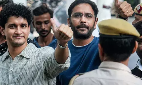 तिरंगा लहराने पर हिरासत? CJP ने दिल्ली पुलिस पर लगाए गंभीर आरोप तिरंगा लहराने पर हिरासत? CJP ने दिल्ली पुलिस पर लगाए गंभीर आरोप