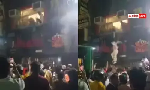 दिल्ली के फिश रेस्टोरेंट में भीषण आग, जान बचाने के लिए दूसरी मंजिल से कूदे लोग दिल्ली के फिश रेस्टोरेंट में भीषण आग, जान बचाने के लिए दूसरी मंजिल से कूदे लोग